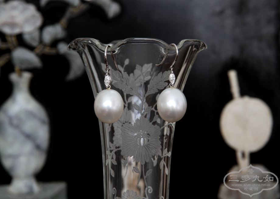 a pair of south sea pearl earrings 6.JPG