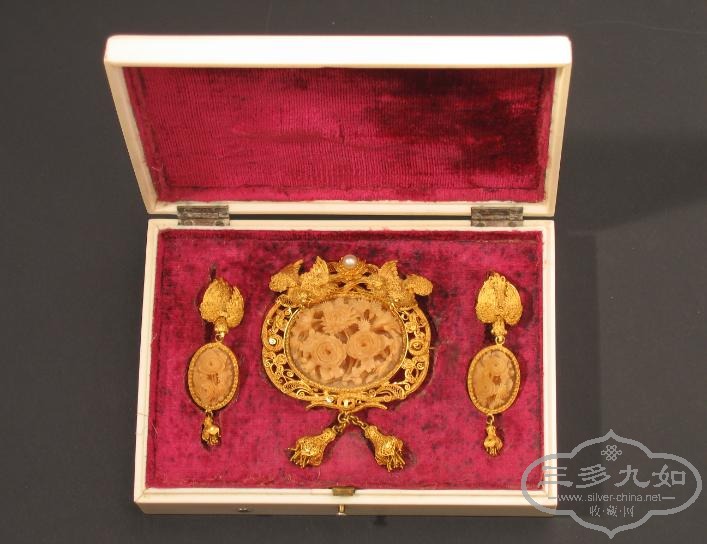 Lee Ching gold filigree brooch set from Michael Beckman 2.jpg